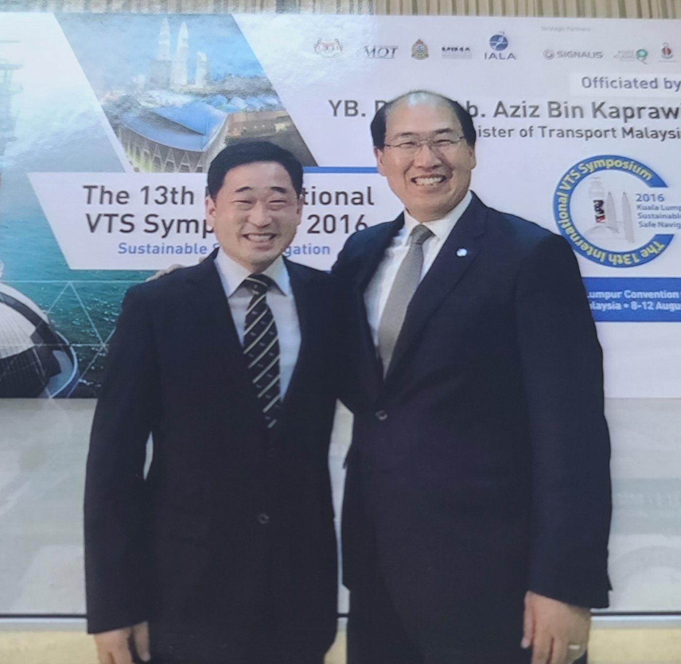 2016년 쿠알라룸푸르 국제항로표지기구(IALA) 국제 VTS 심포지엄에서 임기택 국제해사기구(IMO) 사무총장과 함께.